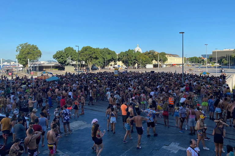 Bloco clandestino reúne centenas de foliões na Praça 15, no Rio