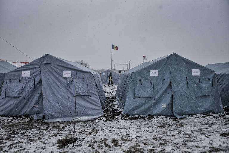 A bandeira da Moldávia voa sobre um acampamento temporário para refugiados ucranianos em Palanca, Moldávia, em 1º de março de 2022.