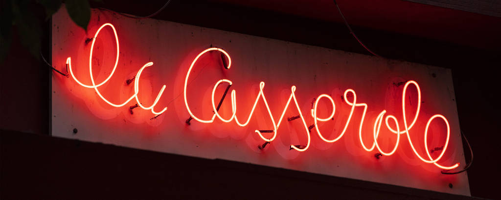 Neon vermelho com o nome do restaurante La Casserole, no largo do Arouche