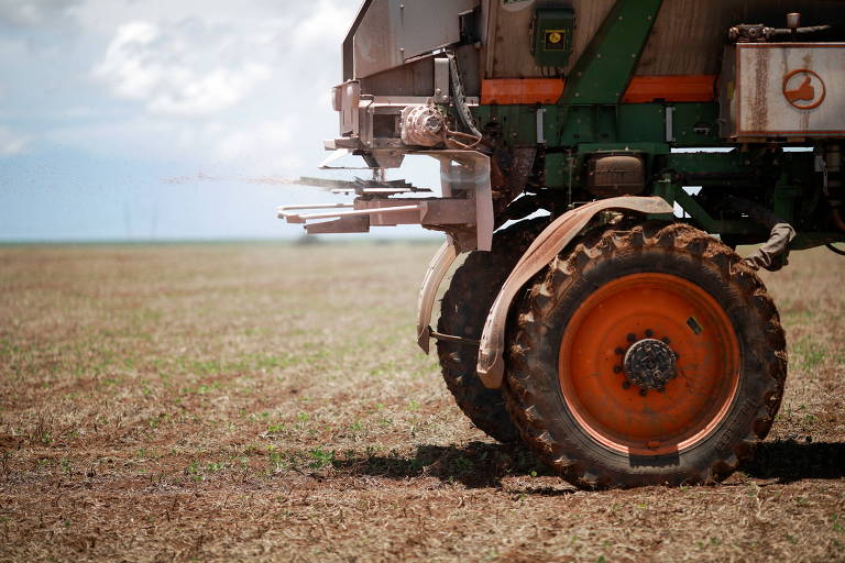 Trator espalha fertilizante em plantação de soja perto de Brasília (DF)