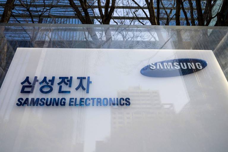 Placa branca, com vidro em cima, com símbolo da Samsung, em azul 