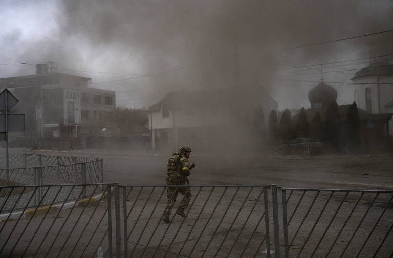 Civis tentam deixar Iprin, perto de Kiev, sob bombardeiros russos