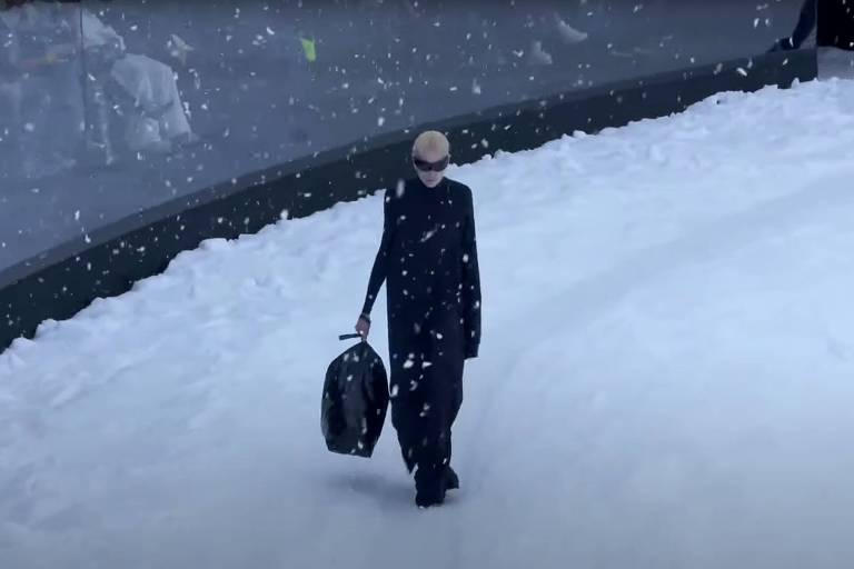 Desfile da grife Balenciaga na semana de moda de Paris