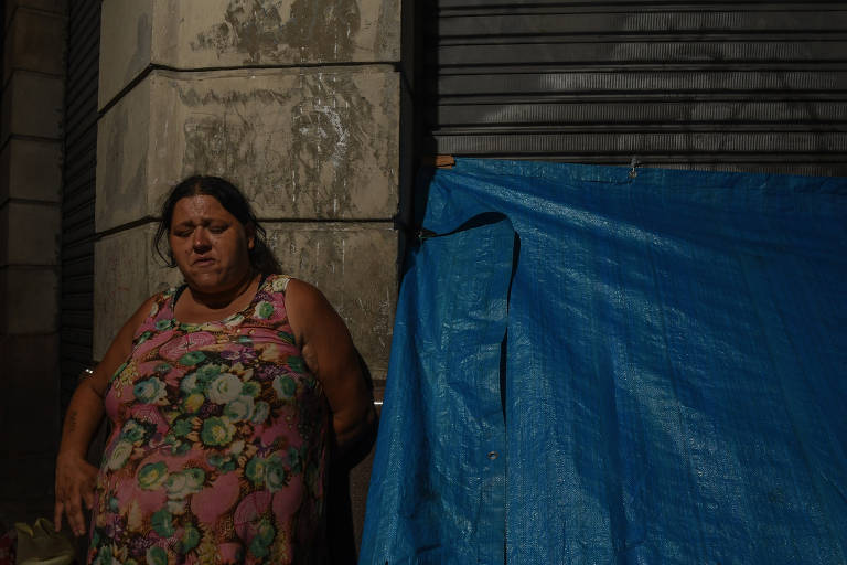 Marcela, que vive com dois dos seus nove filhos, conta que antes conseguia ajuda como itens de higiene por grupos de WhatsApp, mas, como foi roubada, tem enfrentado ainda mais dificuldade
