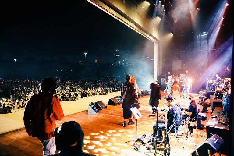 Cantores no palco do Auditório do Ibirapuera