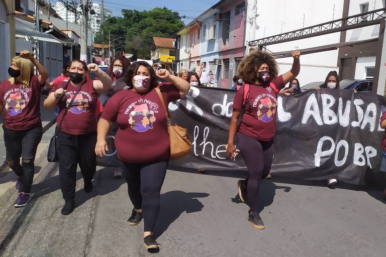 Mulheres sem-teto protestam na sede do Podemos em SP pela expulsão de Arthur do Val