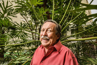 Pedro Bandeira em seu flat, em São Paulo