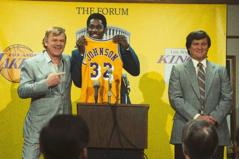 John C. Reilly (à esq.), Quincy Isaiah e Jason Clarke interpretam, respectivamente, Jerry Buss, Magic Johnson e Jerry West na série "Winning Time: The Rise of the Lakers Dynasty (Lakers: Hora de Vencer), da HBO