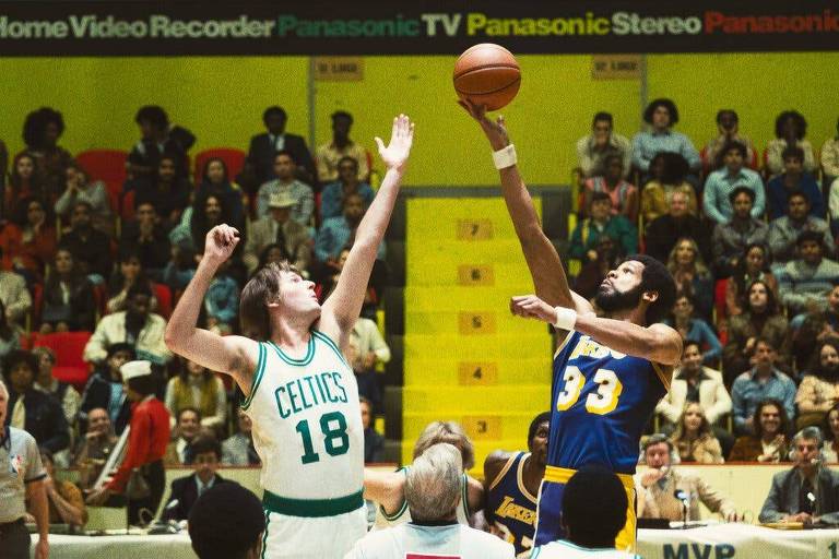 Solomon Hughes interpreta Kareem Abdul-Jabbar na série "Winning Time: The Rise of the Lakers Dynasty (Lakers: Hora de Vencer), da HBO