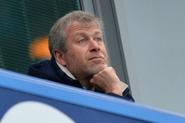 Premier League retira de Abramovich, dono do Chelsea, permissão para ser dirigente