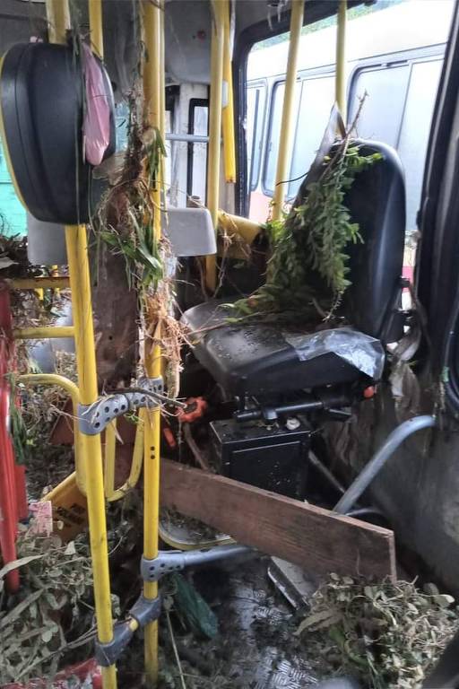 Banco de cobrador de ônibus coberto de lodo e destroços