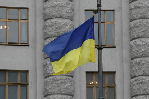 FILE PHOTO: A Ukrainian national flag flies in front of the government building in central Kiev, Ukraine, March 3, 2016.  REUTERS/Valentyn Ogirenko//File Photo ORG XMIT: FW1