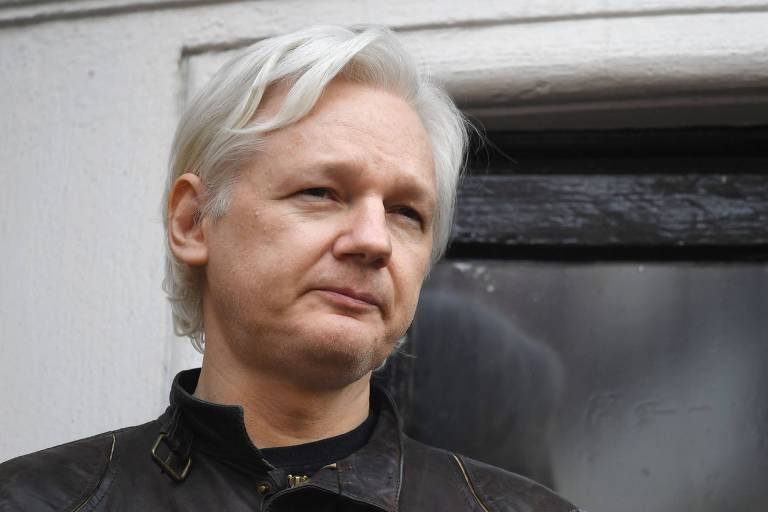 O fundador do Wikileaks, Julian Assange, fala na varanda da embaixada do Equador, em Londres