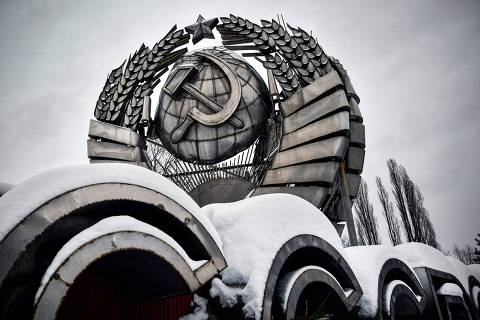 A picture taken on December 26, 2021 shows a state emblem of former USSR, which was removed from Leninsky avenue after the collapse of the Soviet Union in 1991, displayed at a modern history sculpture park in Moscow. - The 30th anniversary of Mikhail Gorbachev's resignation as president of the USSR was marked on December 25, 2021. (Photo by Alexander NEMENOV / AFP)