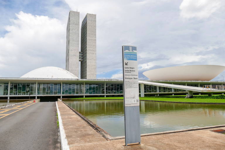 Imagem mostra a fachada do Congresso Nacional. Trata-se da sede das duas Casas do Poder Legislativo brasileiro. As cúpulas abrigam os plenários da Câmara dos Deputados e do Senado Federal, enquanto que nas duas torres, as mais altas de Brasília, com 100 metros, funcionam as áreas administrativas e técnicas que dão suporte ao trabalho legislativo diário das duas instituições.