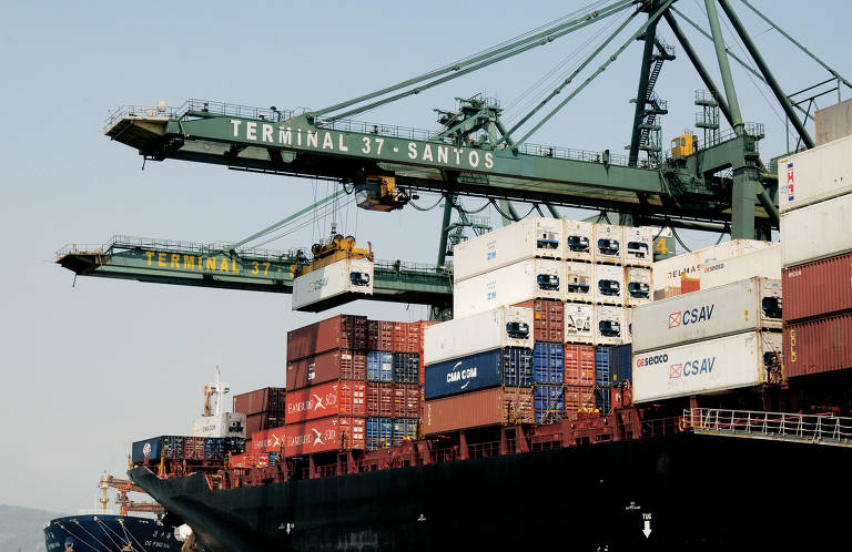 Taxa global para poluição de navios ameaça exportações de commodities do Brasil