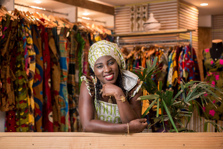 A senegalesa Sokhna Serigne Kene Ndiaye em sua loja África Arte, em Laranjeiras, na zona sul do Rio de Janeiro 