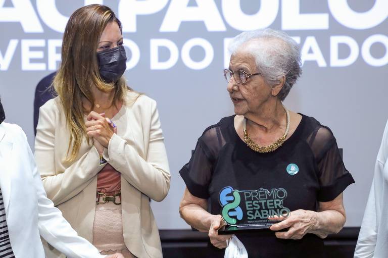 Professora de 91 anos vence prêmio Ester Sabino