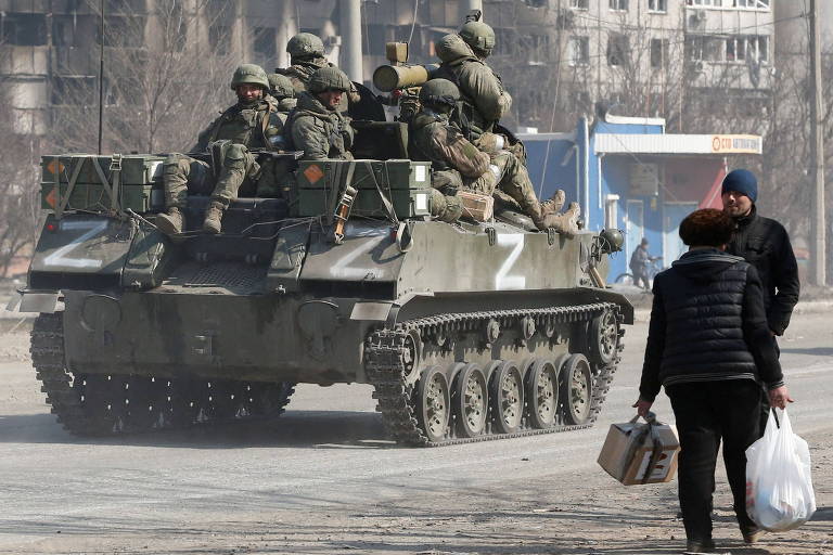 Tanque russo patrulha Mariupol no 30º dia da guerra; veja fotos do conflito