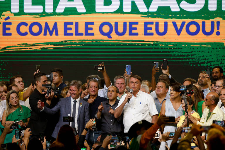Bolsonaro eleva pressão sobre TSE com clima de campanha e Lollapalooza