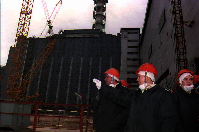 Cientistas visitam a usina nuclear de Tchernobil, na Ucrânia