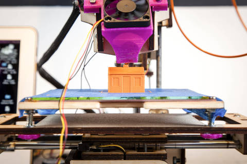 Matthew Duepner, 15, uses a Printbot Jr. 3-D printer to print a model house, in New York, Feb. 18, 2013. There is a growing sense that 3-D printers are the home appliance of the future. (Robert Wright/The New York Times) ORG XMIT: XNYT28