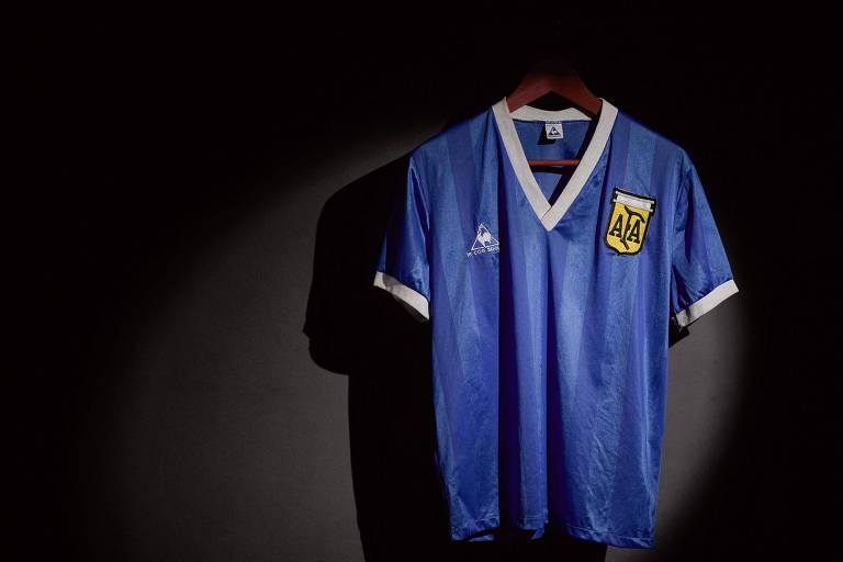 Camisa de Maradona do gol da 'Mão de Deus' vai a leilão por R$ 36 milhões