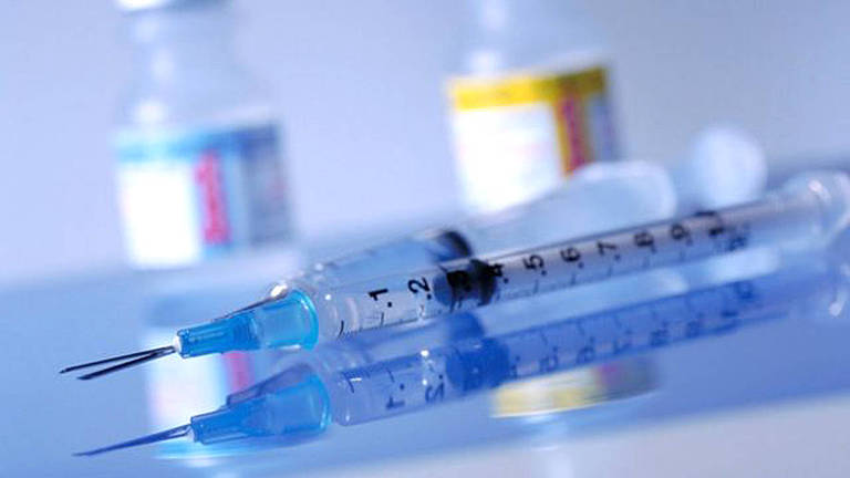 Imagem mostra seringas e frascos de medicamentos