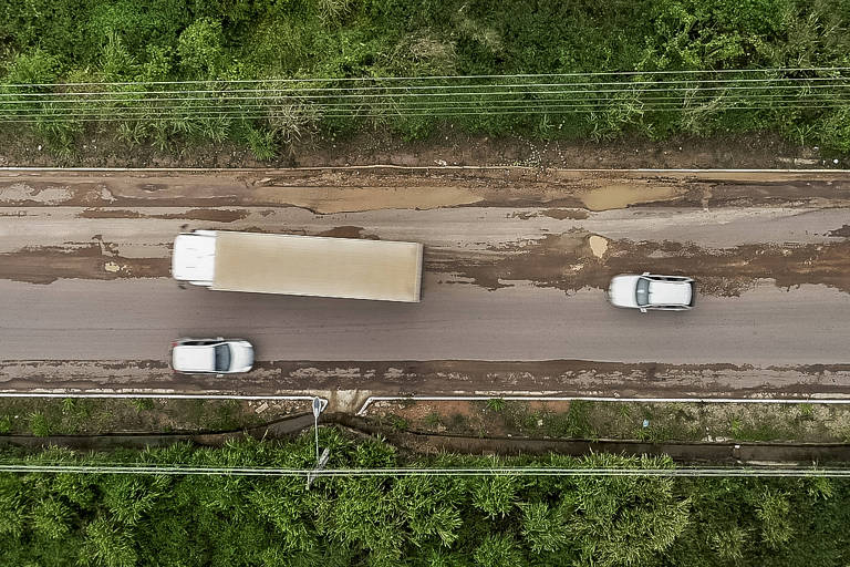 Anel viário de Imperatriz (MA), obra da Codevasf realizada pela Engefort ao custo de R$ 3,8 milhões; a via já teve de passar por reforma e possui buracos enormes que colocam em risco a segurança de condutores e moradores 