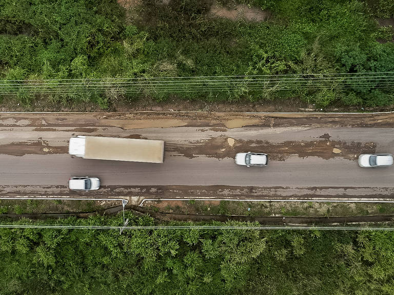 Via em Imperatriz (MA) que recebeu obras da Codevasf, mas continuou com grande quantidade de buracos