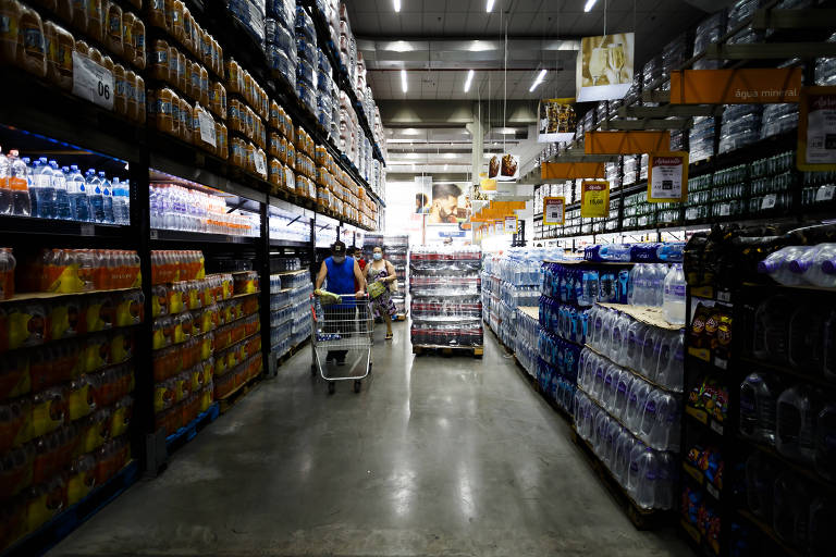 Pesquisa de vendas em supermercados e atacarejos aponta queda em fevereiro