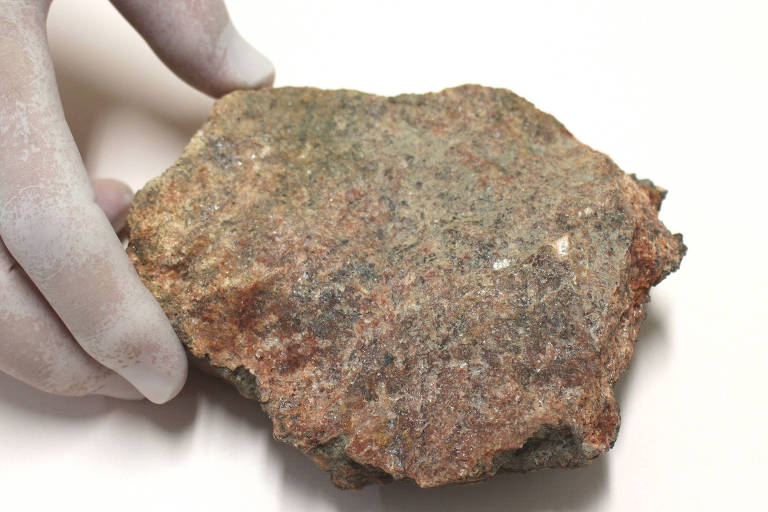 Material oferecido como urânio e que teria ligação com PCC é uma rocha comum