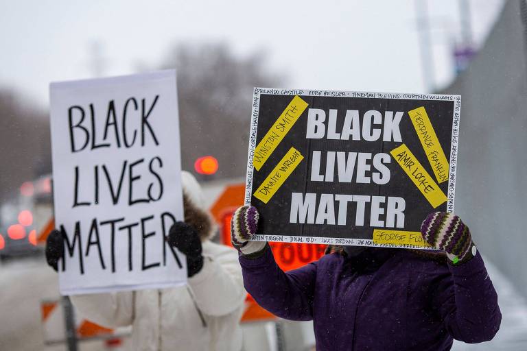 Vídeos mostram policiais rindo de homem negro morto ao ser detido nos EUA