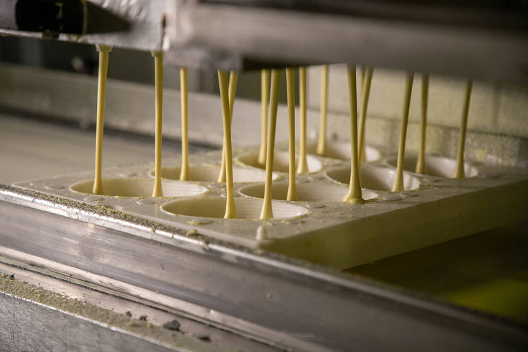 Saiba como são feitos os ovos de Páscoa em uma grande fábrica