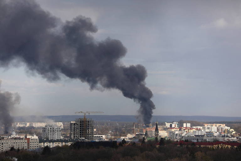 Pilar de fumaça se ergue sobre cidade