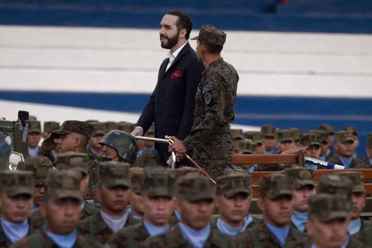O presidente de El Salvador, Nayib Bukele durante cerimônia militar em 2022