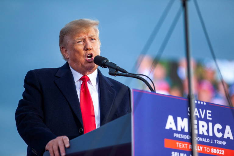 O ex-presidente dos EUA Donald Trump participa de comício em Selma, na Carolina do Norte