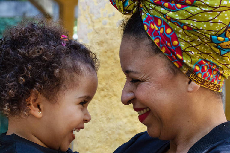 Fabiana Almeida, dona da marca de roupas Femi, com a filha