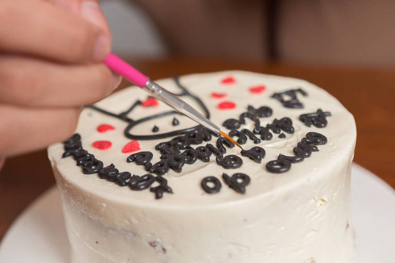 Saiba como surgiu o bentô cake, bolinho com mensagens 'ácidas'