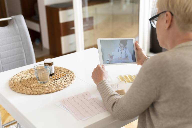 Idosa recebe atendimento médico via tablet