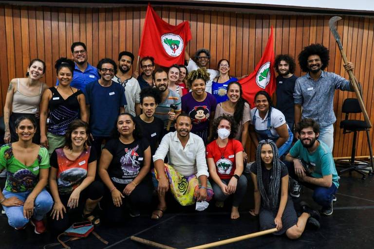 O Coletivo Nacional de Cultura do MST (Movimento dos Trabalhadores Rurais Sem Terra) participa da ópera "Café"