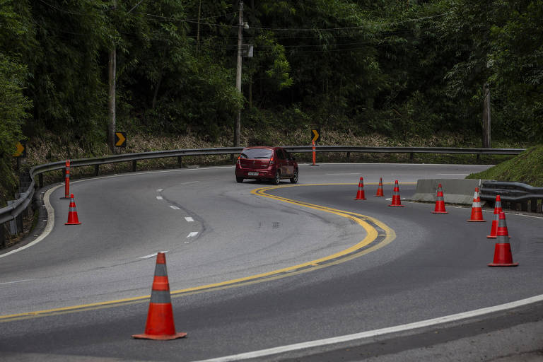 Serra Antiga da Tamoios é interditada após queda de barreiras