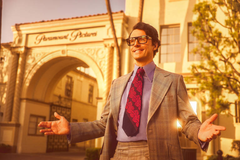 homem branco de terno dos anos 1970 na entrada dos estúdios Paramount, em Hollywood, nos EUA