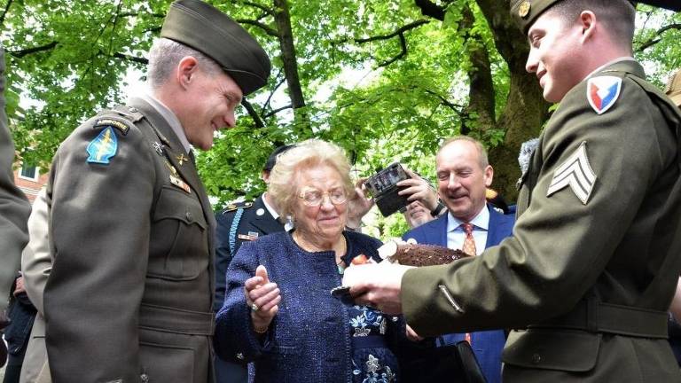 Exército dos EUA 'devolve' bolo de aniversário que roubou de italiana em 1945