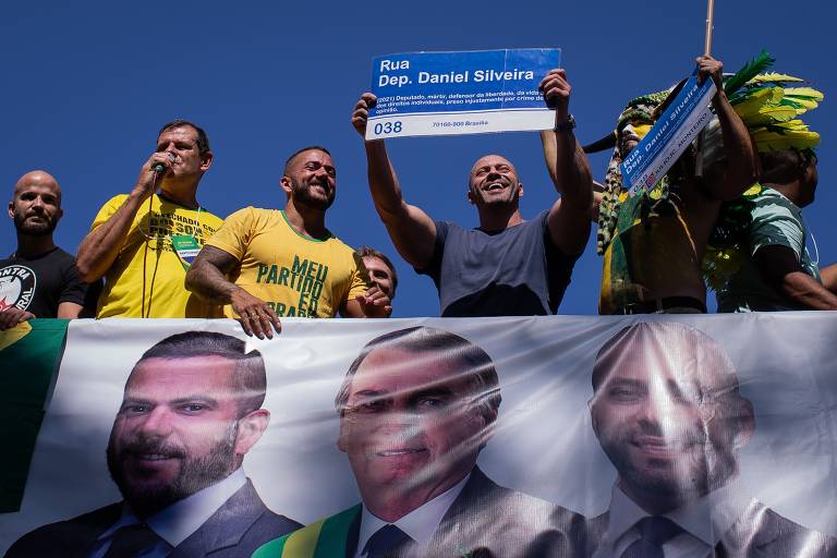 Em palanque, deputado Daniel Silveira durante ato na frente da reitoria da UFF (Universidade Federal Fluminense), em Niterói (RJ)