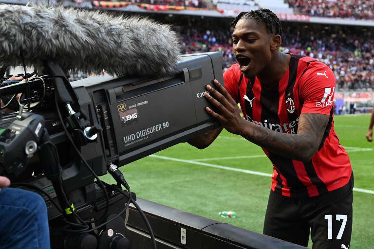 Rafael Leão comemora o gol da vitória do Milan sobre a Fiorentina, neste domingo (1º), pela Serie A