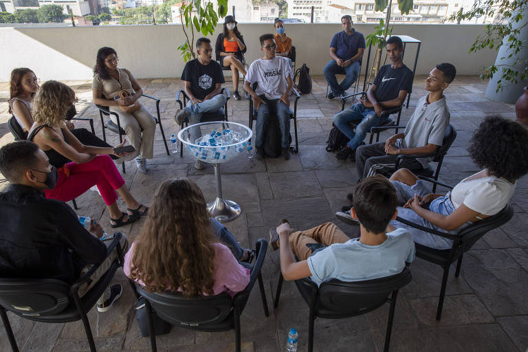 Adolescentes participam de conversa sobre título de eleitor