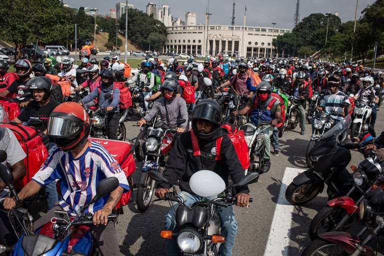 Entregadores de aplicativos durante manifestação por melhores condições de trabalho em frente ao estádio do Pacaembu, em São Paulo, em 2021