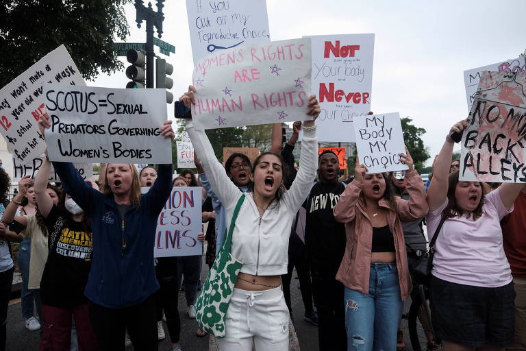 Manifestantes a favor do direito ao aborto protestam em frente à Suprema Corte dos EUA, em Washington