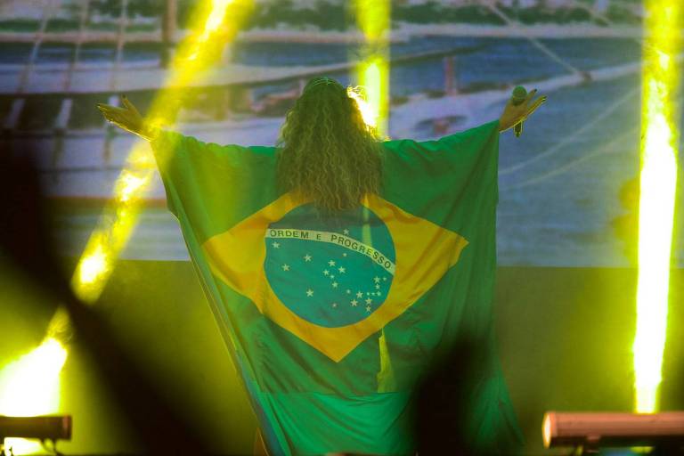 Artistas anti-Bolsonaro vestem a bandeira do Brasil